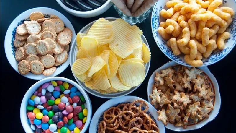 هل طعامك يسرق هدوءك؟.. 5 أطعمة شائعة تضاعف القلق وتُشعل هرمونات التوتر