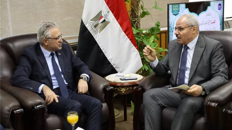 جامعة القناة تبحث التعاون مع المستشار التعليمي للسفارة التركية بمصر| صور