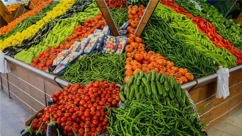استقرار أسعار الخضراوات والفاكهة بسوق العبور اليوم