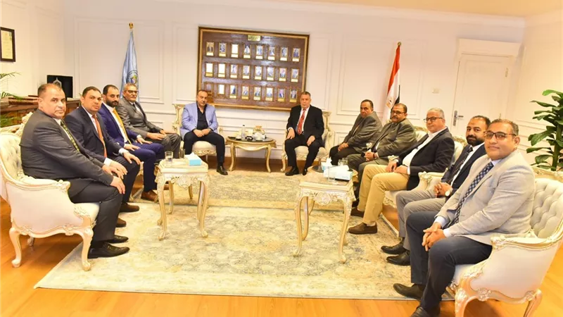 المحافظ يلتقي مجلس إدارة نادي أسيوط الرياضي بتشكيله الجديد