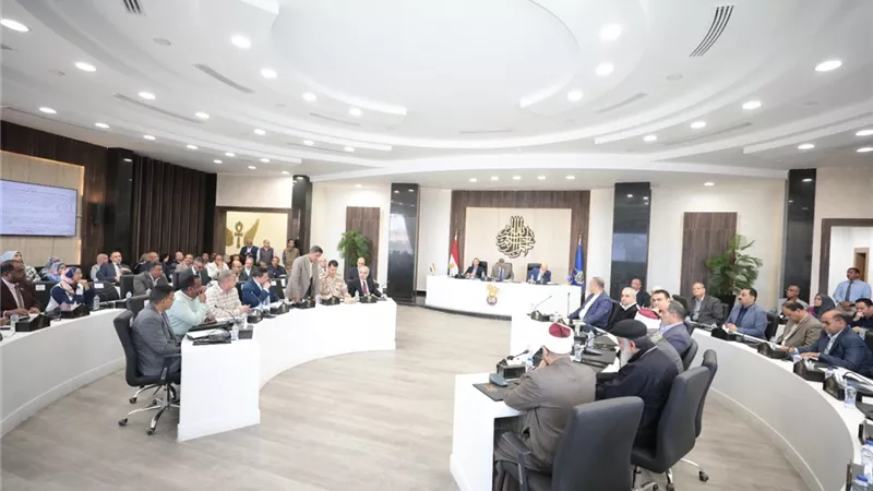 محافظ أسوان يوجه بتحصيل 10 جنيهات من الأسواق الأسبوعية.. ما السر؟