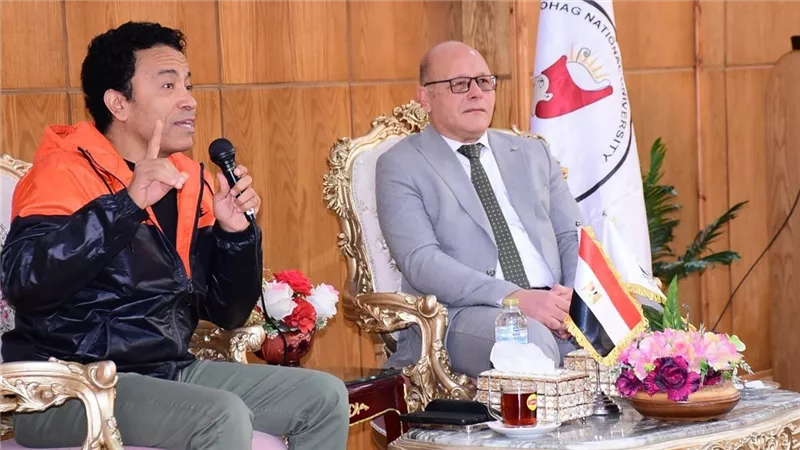 الفنان سامح حسين يتألق في ندوة وطنية فنية بجامعة سوهاج الأهلية