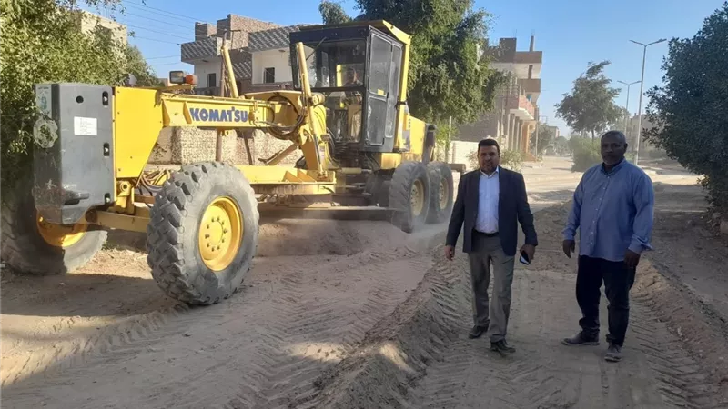 تنفيذ أعمال تمهيد عدد من الطرق وحملات نظافة وتجميل بمدينة الطود بالأقصر