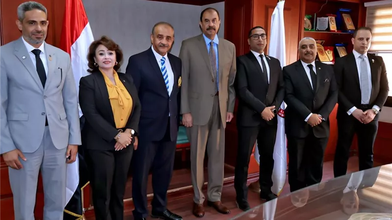 محافظ سوهاج يبحث مع روتاري مصر سبل دعم التنمية المستدامة