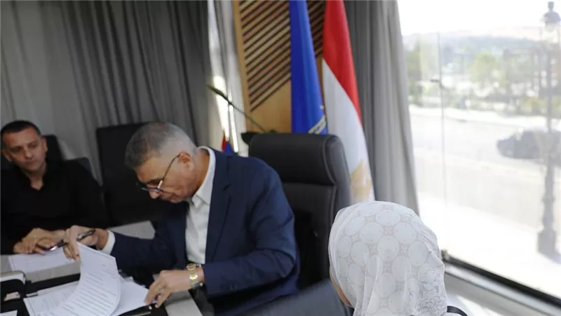 محافظ أسوان يوجه بسرعة إيجاد حلول لشكاوى المواطنين