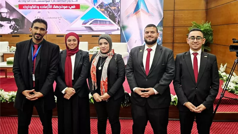 طلاب جامعة العاصمة يشاركون في ندوة مؤسسات الدولة لمواجهة الأزمات 