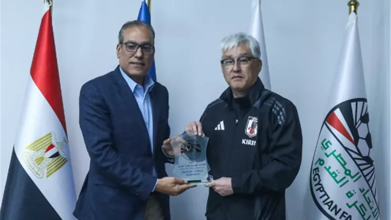 اتحاد الكرة يستقبل رئيس بعثة منتخب اليابان ويتبادلان الدروع