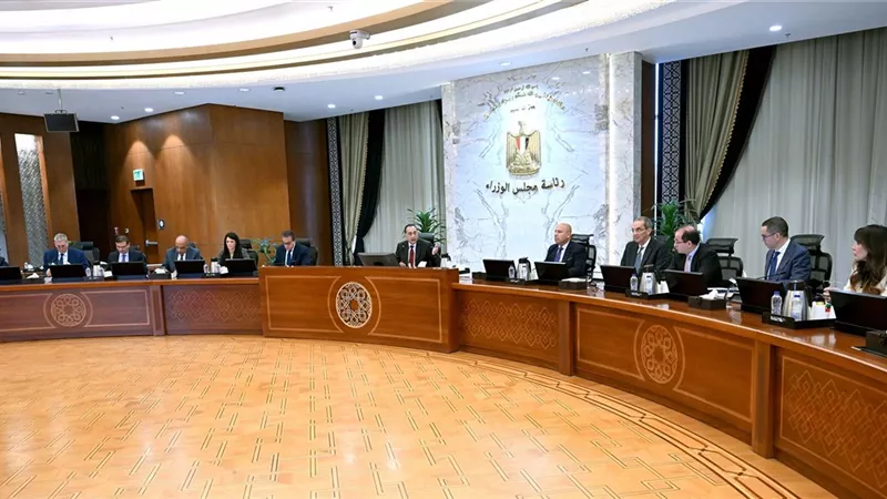 رئيس الوزراء يستعرض الرؤية المستقبلية والحوافز الاستثمارية لـ 6 قطاعات 