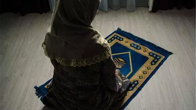 هل تبطل صلاة المرأة بدون «شراب»؟.. أمين الفتوى يحسم الجدل 