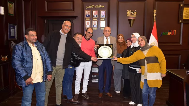لمسة أبوية.. موظفو ديوان الأقصر يُكرمون المحافظ تقديراً لدعمه المعنوي