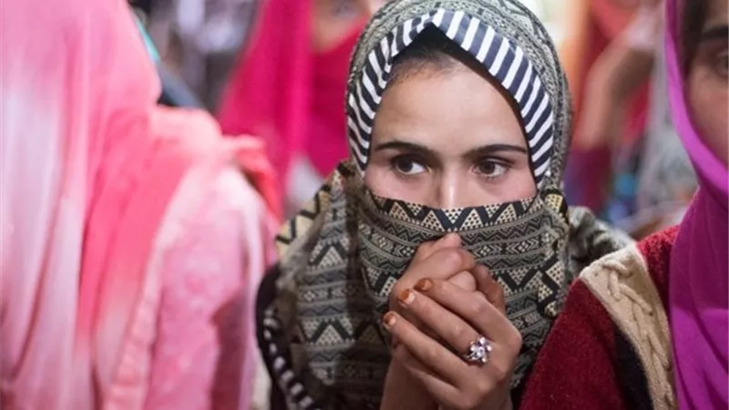 رئيس وزراء ولاية بالهند يسحب حجاب مسلمة أثناء احتفال