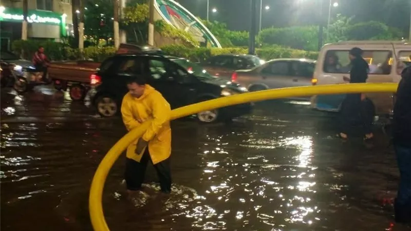 بعد غرق بعض شوارع دمياط.. جهود مستمرة لكسح مياه الأمطار وفتح الطرق