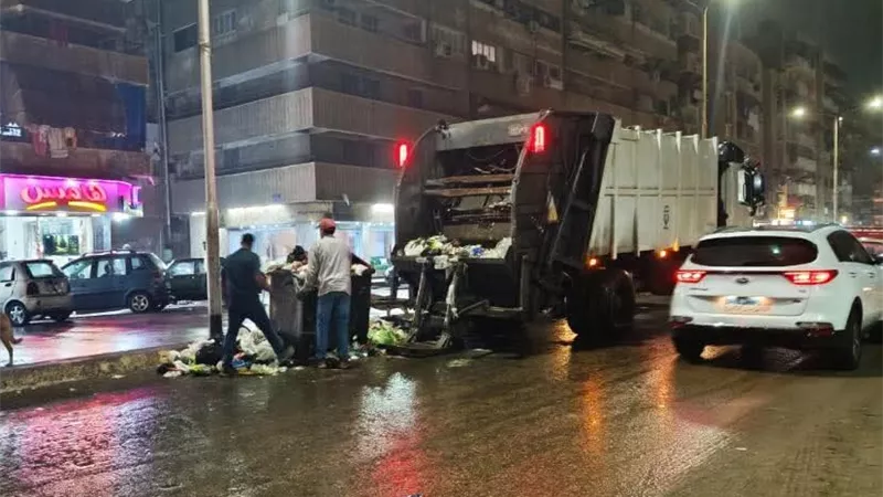رئيس مدينة بورفؤاد يتابع مراحل عمل سيارات المكبس لجمع القمامة