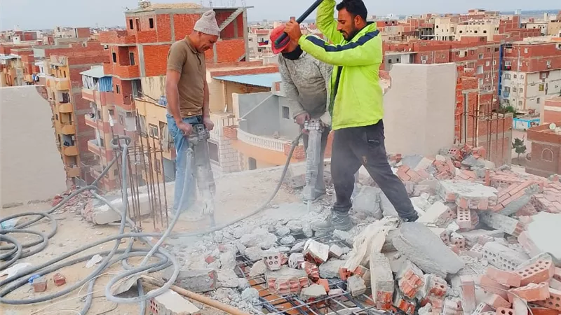 محافظ الإسماعيلية يتابع تنفيذ إزالة لدورين مخالفين بعقار في حي ثالث