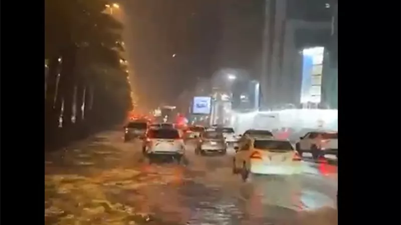 السيول تجرف طريق الملك فهد في الرياض|فيديو