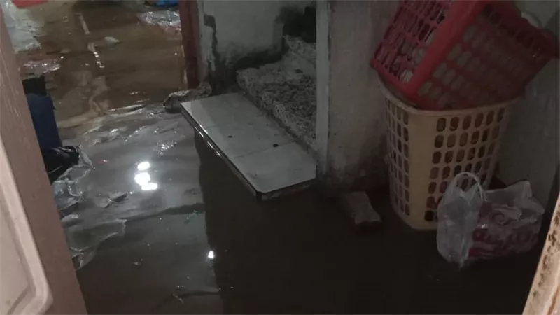 دمياط بتغرق.. مياه أمطار النوة الصغرى تغزو المنازل والمحال التجارية| صور