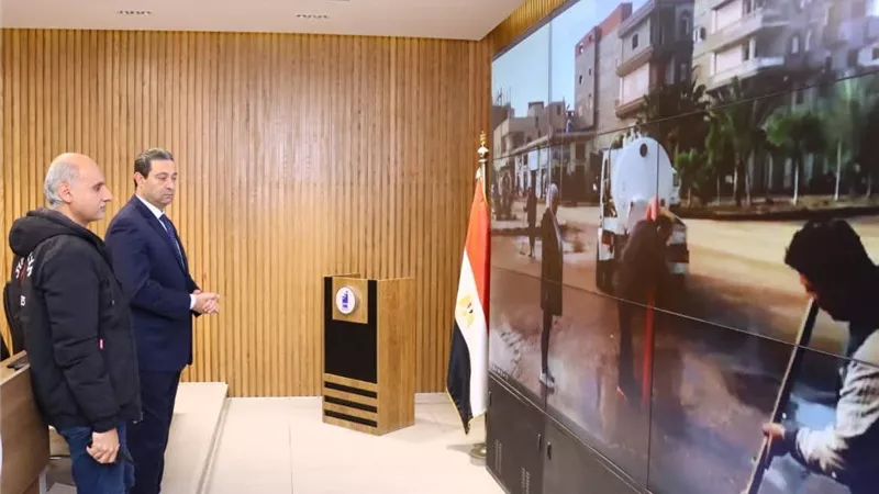 محافظ دمياط يتابع رفع مياه الأمطار  من داخل مركز الشبكة الوطنية للطوارئ