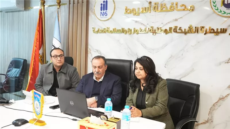 محافظ أسيوط يبحث مع شركة هندية استخدام التكنولوجيا في إنشاء وصيانة الطرق