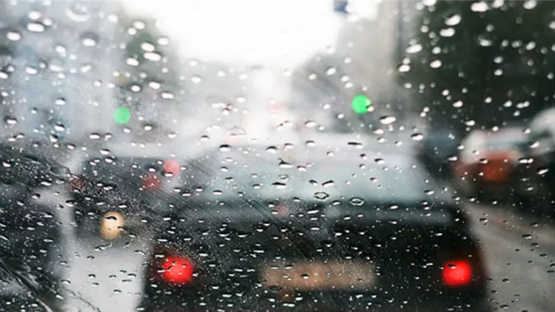 دليلك للبقاء آمنا خلف عجلة القيادة في الأجواء الممطرة