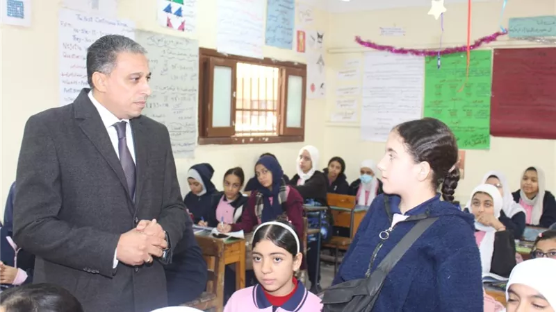 مدير «تعليم الجيزة» يتابع حضور الإشراف والمعلمين داخل مدارس العمرانية