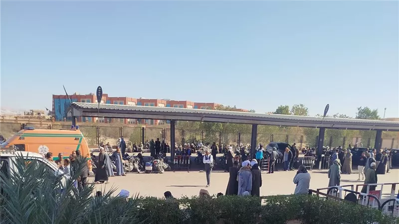 6 نعوش.. التصريح بدفن ضحايا حادث انقلاب ميكروباص في ترعة بقنا