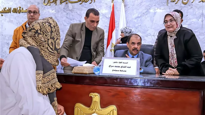 علاج على نفقة الدولة ومعاشات.. محافظ سوهاج يعقد اللقاء الجماهيري الأسبوعي 