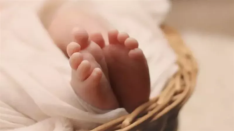 رضيع في القمامة.. جريمة شرف الأم 15 سنة والأب شقيقها