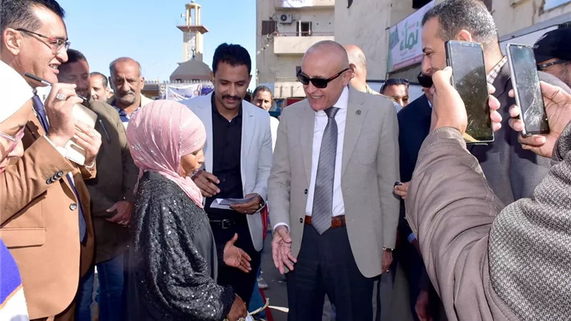 خلال جولته.. أقصرية بسيطة توقف المحافظ: «معايا ثوم اشتريهم»| تفاصيل  