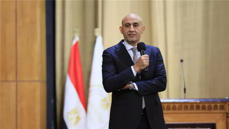 عبداللطيف يجتمع مع مديري المديريات قريبا.. وقرار منتظر لطلاب الإعدادية|خاص