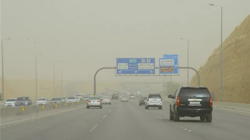 الأرصاد السعودية تجدد الإنذار الأحمر على الرياض.. انعدام للرؤية حتى غدٍ