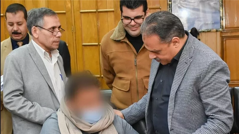 محافظ الشرقية يُسلم 24 عقد عمل لذوي الهمم و7 وحدات سكنية