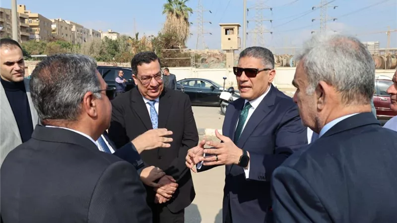 محافظ الجيزة يعاين الموقع المقترح لإقامة «سوق اليوم الواحد» بهضبة الأهرام