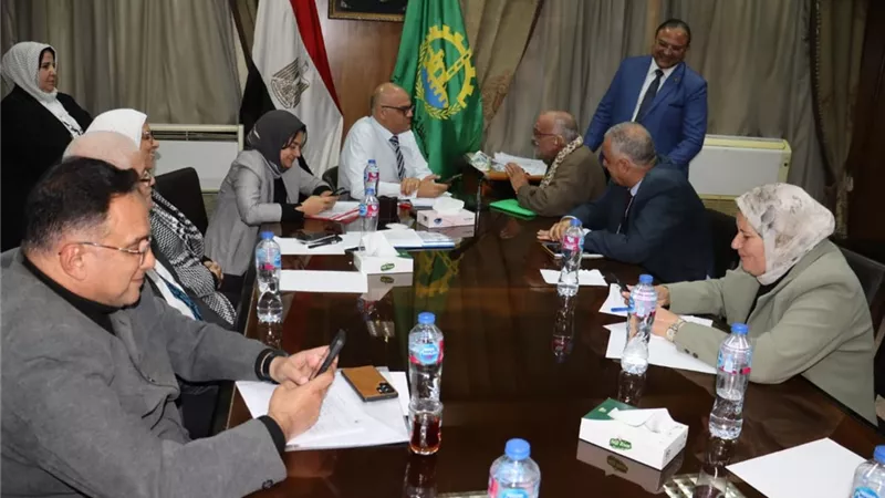 محافظ القليوبية يلتقي أهالي شبرا الخيمة ويوجه بحلول فورية لملفات العمل