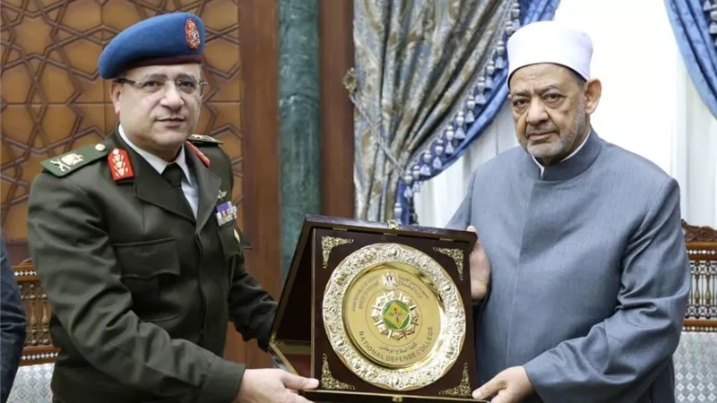 تعزيزًا للتعاون المشترك.. شيخ الأزهر يستقبل مدير كلية الدفاع الوطني