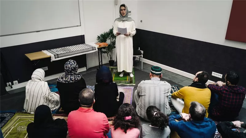 هل تجوز إمامة المرأة للرجل الجالس؟ واعظ بالأزهر يجيب | خاص