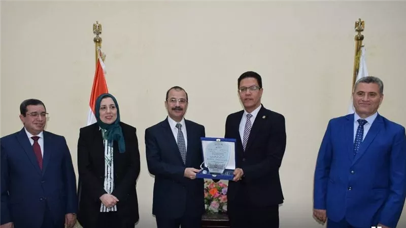جامعة بنها تحتفل بتكريم الأساتذة المتفرغين في كلية الحقوق