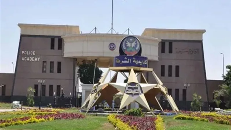 وزير الداخلية يصدق على قبول دفعة جديدة من الطلبة الراغبين في الالتحاق بكلية الشرطة 