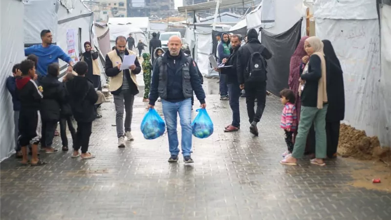 سياسي فلسطيني من غزة: معظم محاولات حماية الخيام فشلت أمام الأمطار|خاص