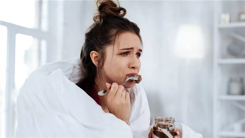 الأكل العاطفي .. تعرف على الأسباب والمخاطر وطرق الوقاية 