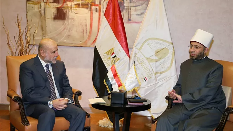 على هامش مؤتمر الإفتاء الدولي.. وزير الأوقاف يلتقي قاضي قضاة فلسطين 
