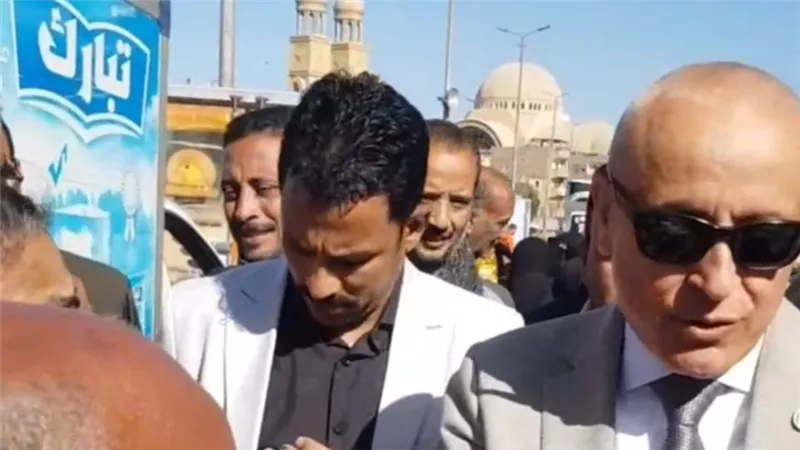 مواطن أقصري يوقف المحافظ في سوق اليوم الواحد: «على قد حالي والتعليم ضدي»