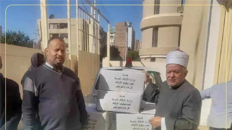 «أوقاف قنا» تسلم 2 طن لحوم للأسر الأولى بالرعاية ضمن صكوك الإطعام
