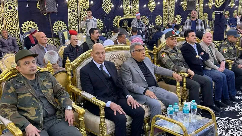 محافظ الدقهلية يشارك في عزاء أسرة أحد قيادات القوات المسلحة  