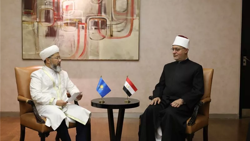 نظير عياد يلتقي مفتي كازاخستان على هامش الندوة الدولية الثانية للإفتاء