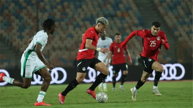 نجم الزمالك السابق: عودة إمام عاشور تمنح منتخب مصر قوة هجومية ودفاعية 