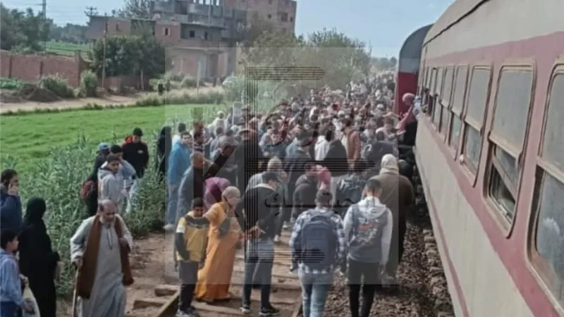دون إصابات.. خروج عربات من قطار منوف عن القضبان بقرية الحامول |صور