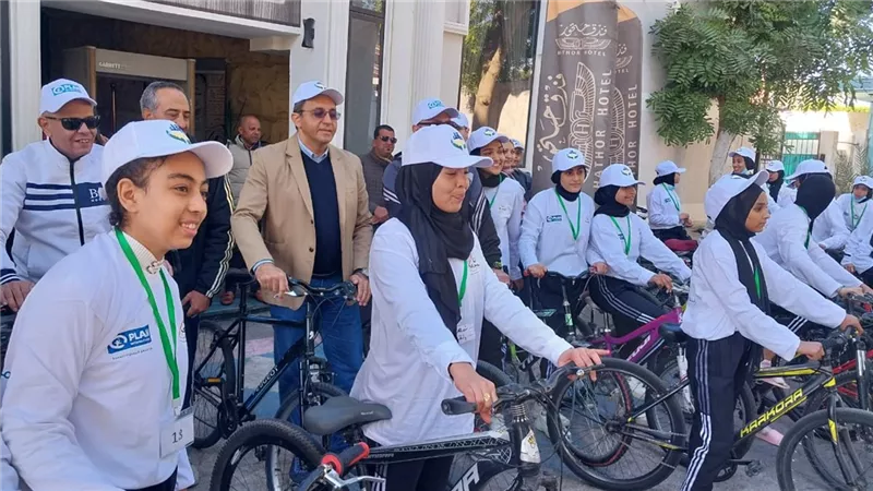 محافظ قنا يركب دراجة ويشارك في ماراثون مناهضة العنف ضد المرأة 