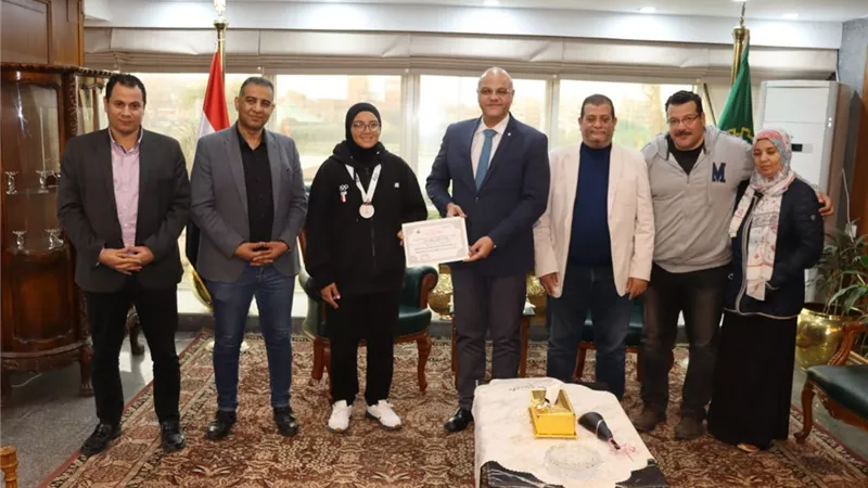 محافظ القليوبية يكرم جنة صليح لحصولها على برونزية قذف القرص بأفريقيا