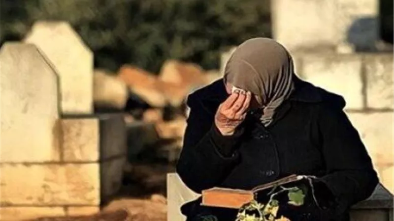 حكم الجلوس والمشي على القبور.. دار الإفتاء تحذر