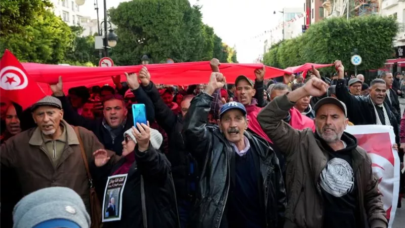 وسط تصاعد الانقسامات السياسية في تونس.. أنصار قيس سعيد يحتجون ضد المعارضة 